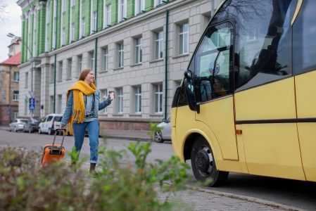 Wynajem busów Warszawa – komfortowy transport dla mniejszych grup
